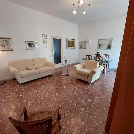 Semesterbostad La Casa Rosa Al Mare Viareggio